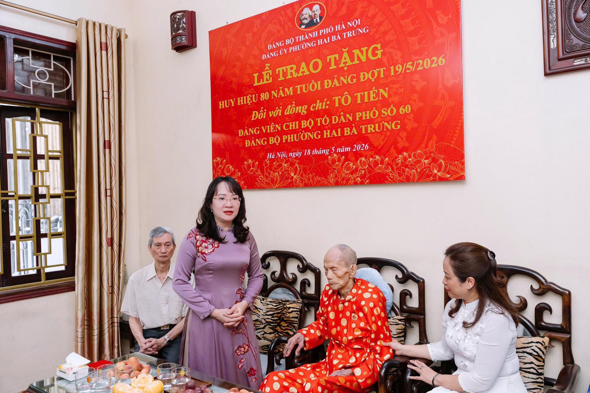 Có thể là hình ảnh về một hoặc nhiều người, đền thờ và văn bản cho biết 'E ក 新 BA TRU NG ĐÁNG B0 THÀNH PHO HA NỘI DANGUY PHU ONG HA TẶNG ĐỢT 19/5/2026 LẾ TRAO ĐẰNG HUY HIỆU& NĂM TUỔI Đổi với đồng chí: TÔ TIẾN ĐẰNG VIÊN CH BỘ TÔ DÂN PHÓ SÓ 60 ĐÁNG BỘ PHƯỜNG HAI BÀ TRƯNG Hà ติน ngày 18 tháng năm 2026'