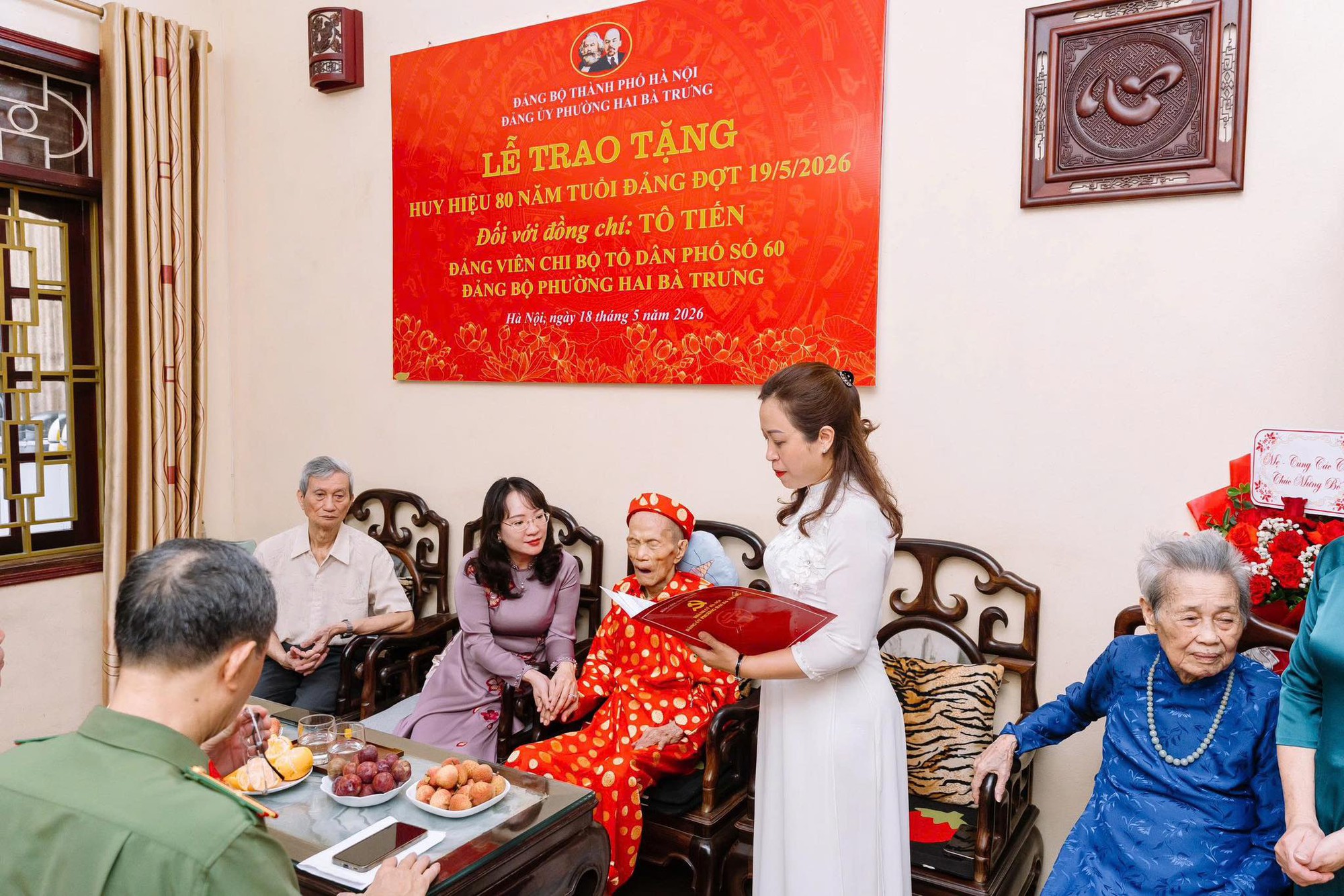 Có thể là hình ảnh về ‎một hoặc nhiều người và ‎văn bản cho biết '‎علان BANGBOTHIVH.PHIBATRING NG NỌI DÁNGU PHƯÙNG HA BÀ LỄ TRAO HUY HIỆU 80 ONĂM TUỎI ĐẢNG ĐỢT TẶNG 19/5/2026 Đối ới đồng chí: TÔ TIẾN ĐẰNG IÊN CHI BỘ TỎ DÂN PHO SÓ 60 ĐÁNG 0 PHƯỜNG IAI BÀ TRƯNG 進ー Hà N บลฟ thúng na 2026 εиAr Pany Bor Borhing‎'‎‎
