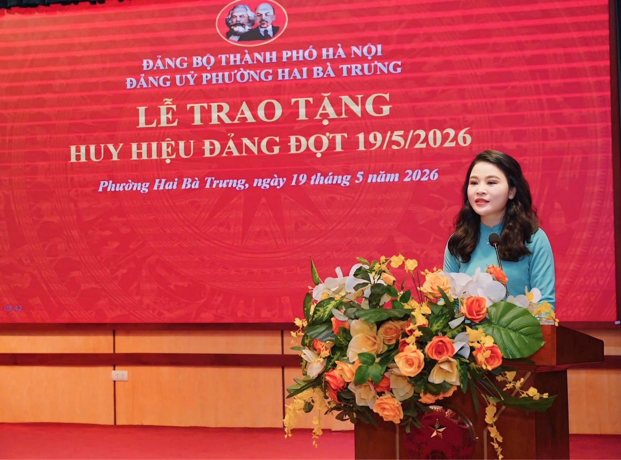Có thể là hình ảnh về văn bản cho biết 'ĐẢNG BỘ THÀNH PHΌ HÀ NỌI ĐẢNG UỲ PHƯỜNG HAI BÀ TRƯNG LỄ TRAO TẶNG HUY HIỆU ĐẮNG ĐỢT 19/5/2026 Phường Hai Bà Trung, ngày 19 tháng 5 năm 2026'