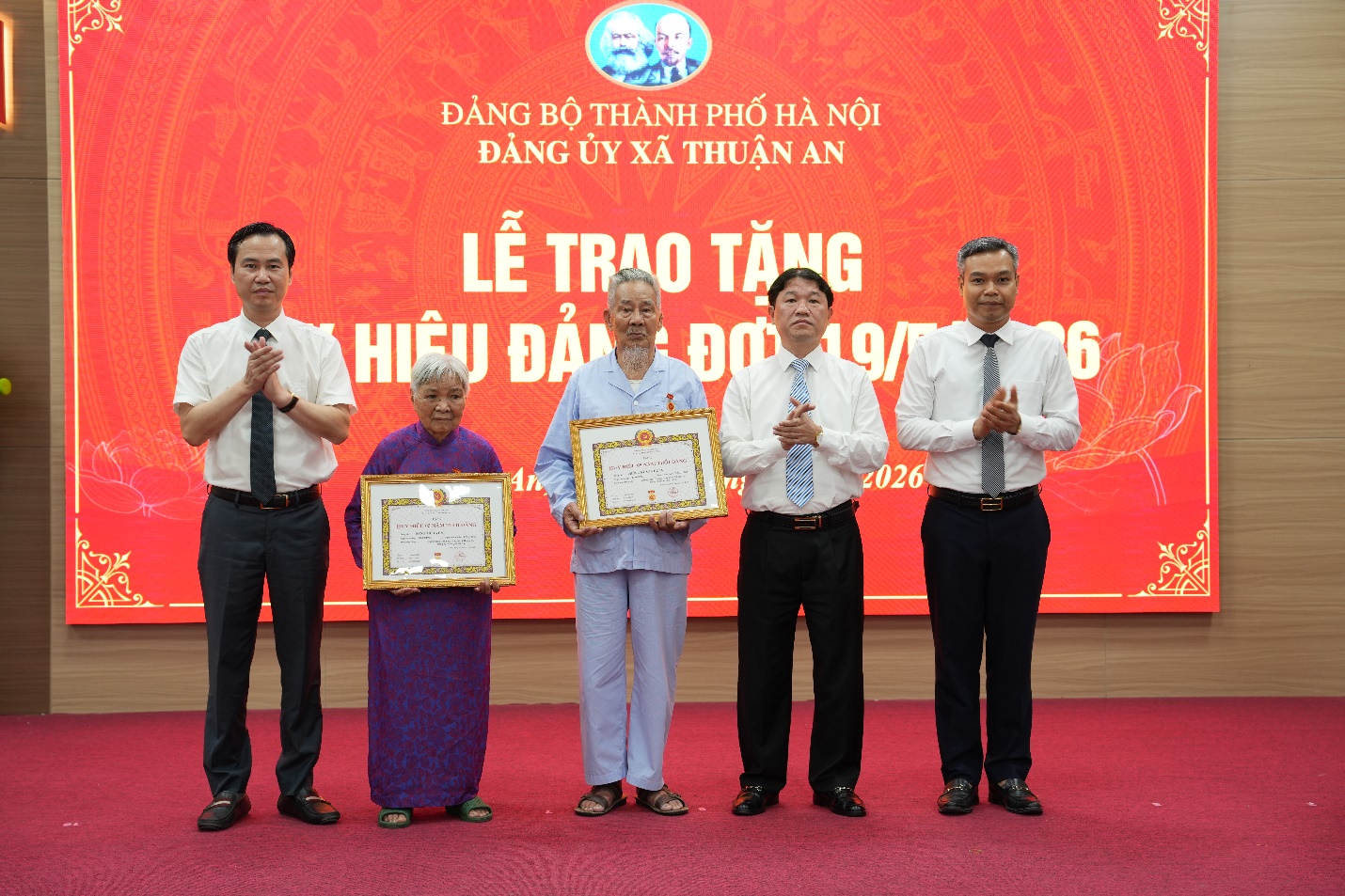 Xã Thuận An trao tặng, truy tặng Huy hiệu Đảng đợt 19-5 cho 54 đảng viên- Ảnh 2.