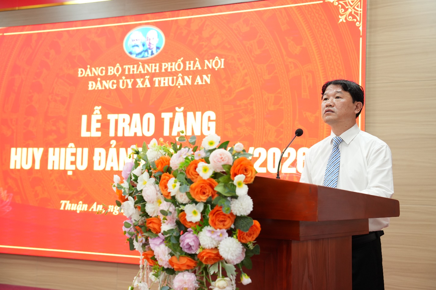 Xã Thuận An trao tặng, truy tặng Huy hiệu Đảng đợt 19-5 cho 54 đảng viên- Ảnh 4.
