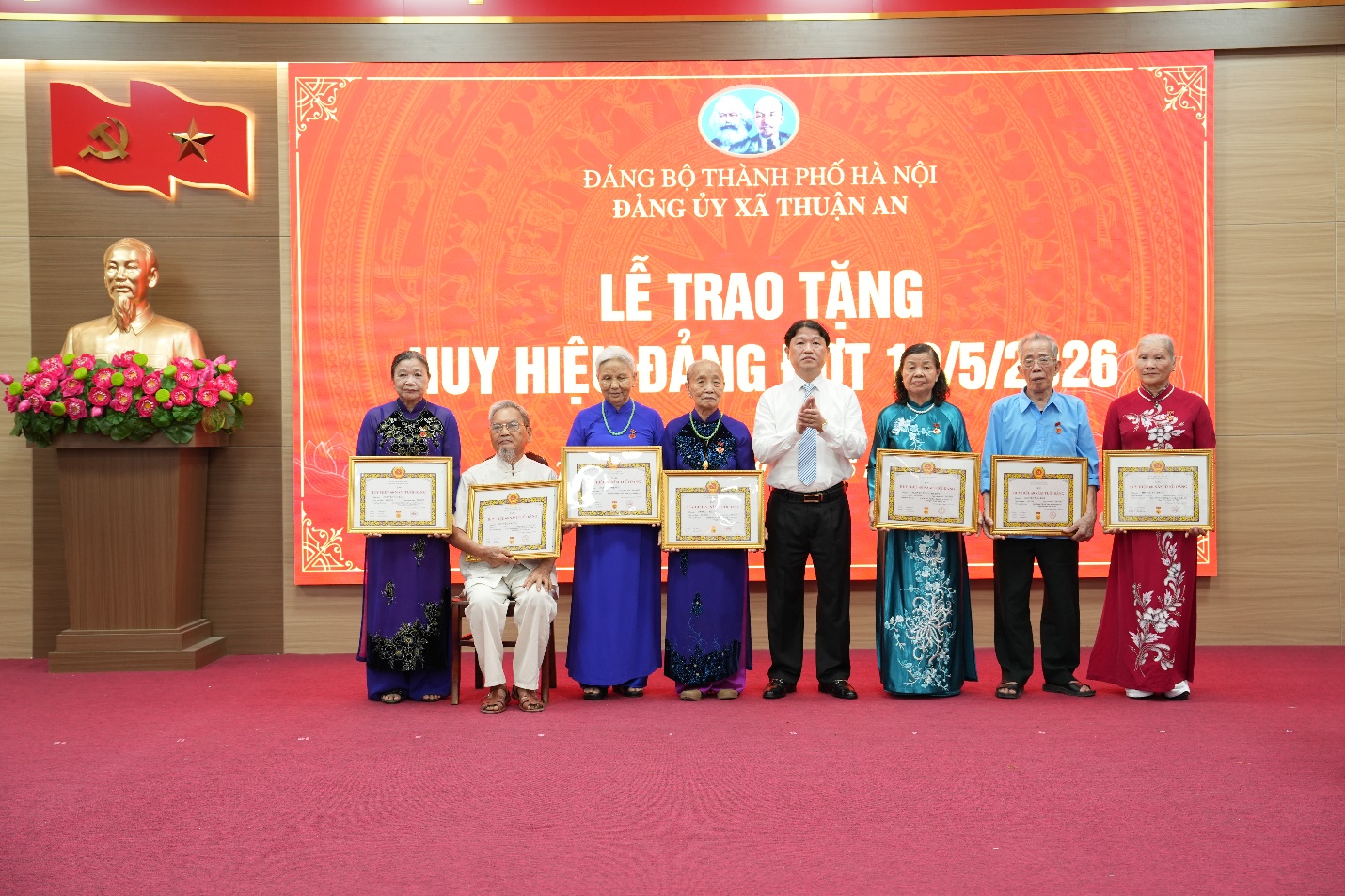 Xã Thuận An trao tặng, truy tặng Huy hiệu Đảng đợt 19-5 cho 54 đảng viên- Ảnh 5.