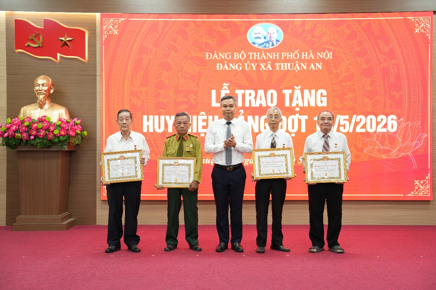 Xã Thuận An trao tặng, truy tặng Huy hiệu Đảng đợt 19-5 cho 54 đảng viên- Ảnh 6.