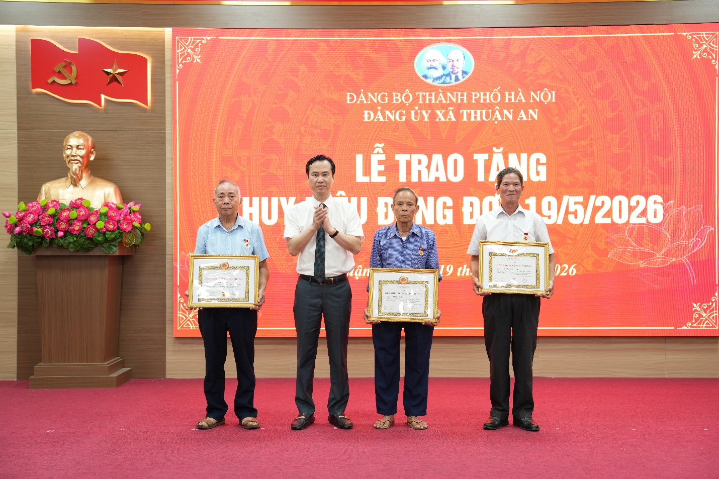 Xã Thuận An trao tặng, truy tặng Huy hiệu Đảng đợt 19-5 cho 54 đảng viên- Ảnh 7.
