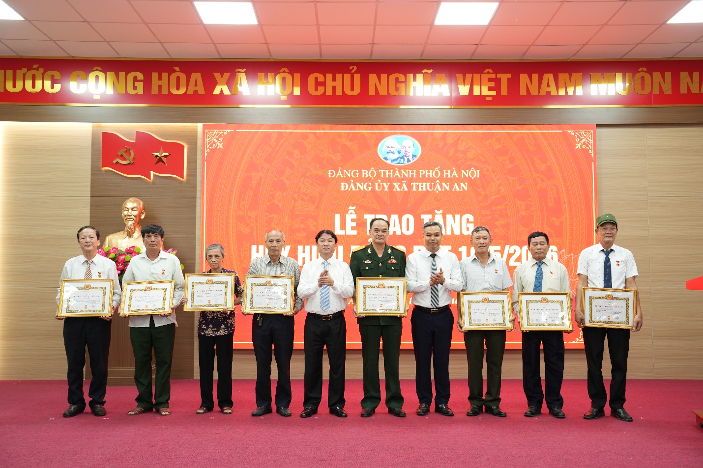 Xã Thuận An trao tặng, truy tặng Huy hiệu Đảng đợt 19-5 cho 54 đảng viên- Ảnh 8.