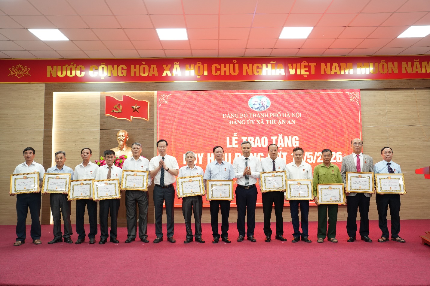 Xã Thuận An trao tặng, truy tặng Huy hiệu Đảng đợt 19-5 cho 54 đảng viên- Ảnh 9.