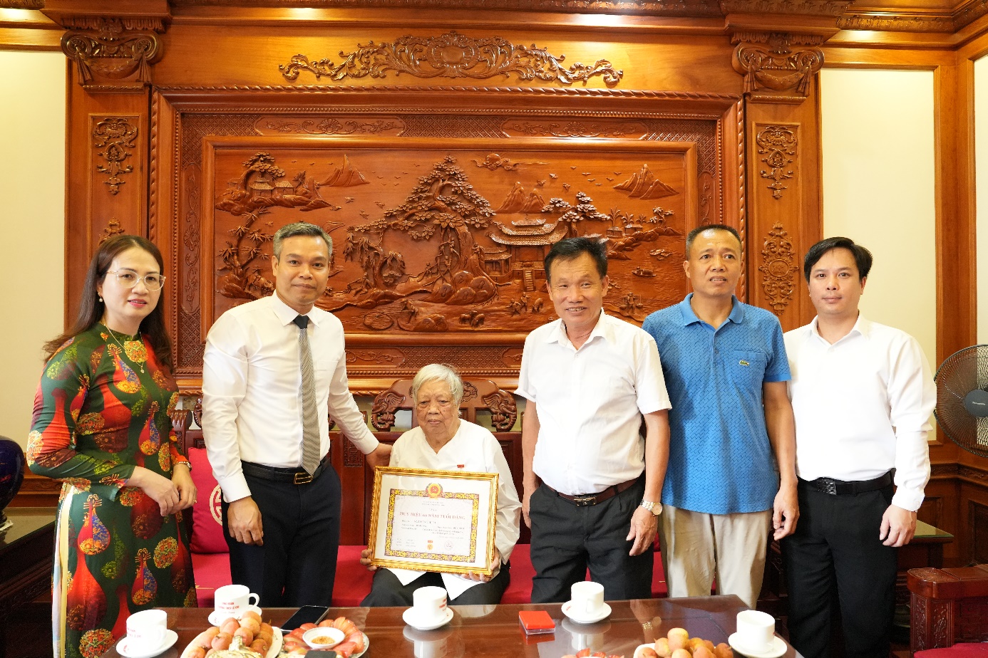 Đồng chí Phó Bí thư Thường trực Đảng ủy xã trao Huy hiệu Đảng đợt 19/5/2026 tại nhà các đảng viên lão thành - Ảnh 2.