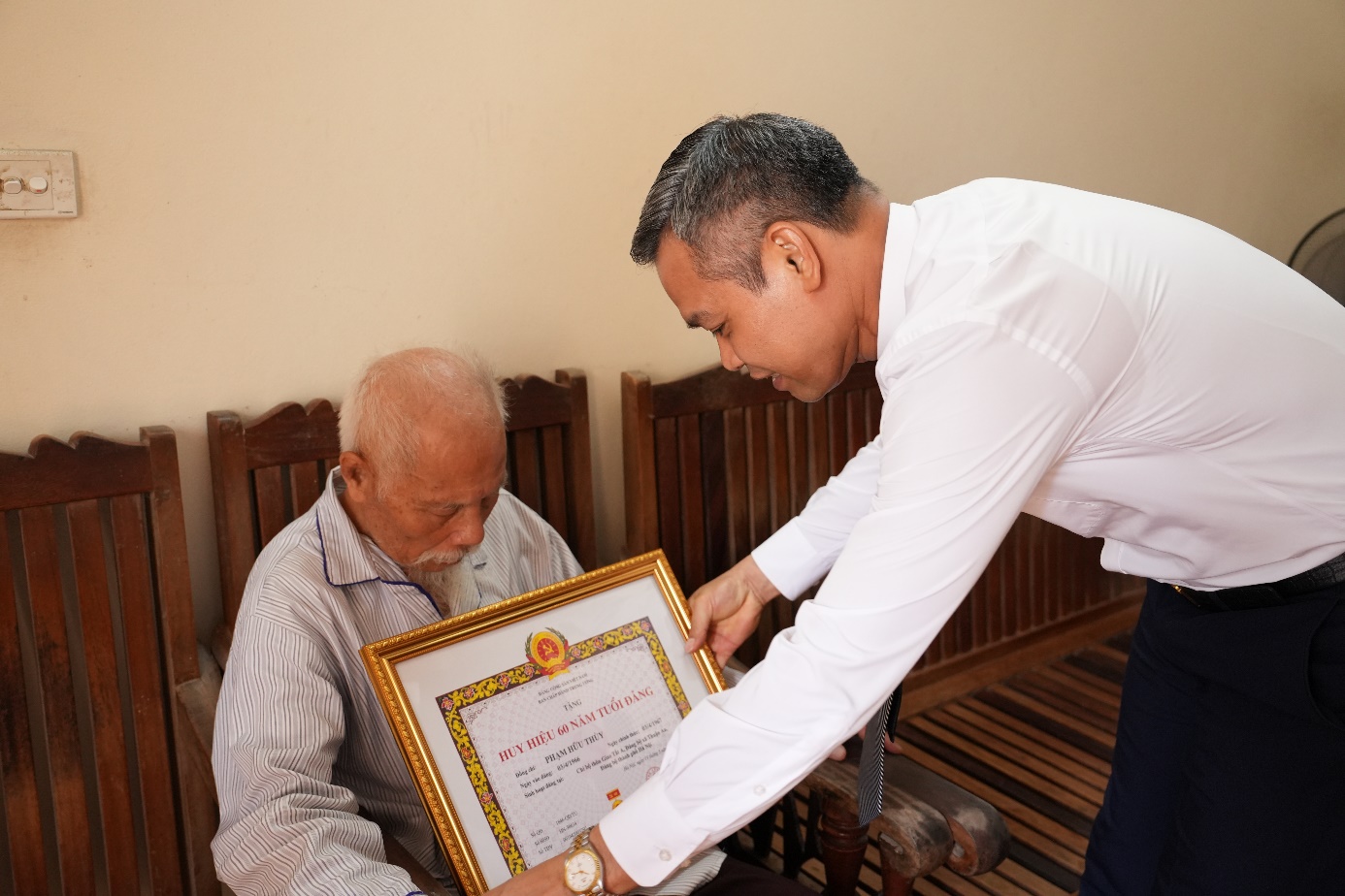 Đồng chí Phó Bí thư Thường trực Đảng ủy xã trao Huy hiệu Đảng đợt 19/5/2026 tại nhà các đảng viên lão thành - Ảnh 4.