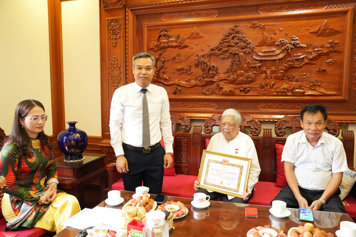 Đồng chí Phó Bí thư Thường trực Đảng ủy xã trao Huy hiệu Đảng đợt 19/5/2026 tại nhà các đảng viên lão thành - Ảnh 5.