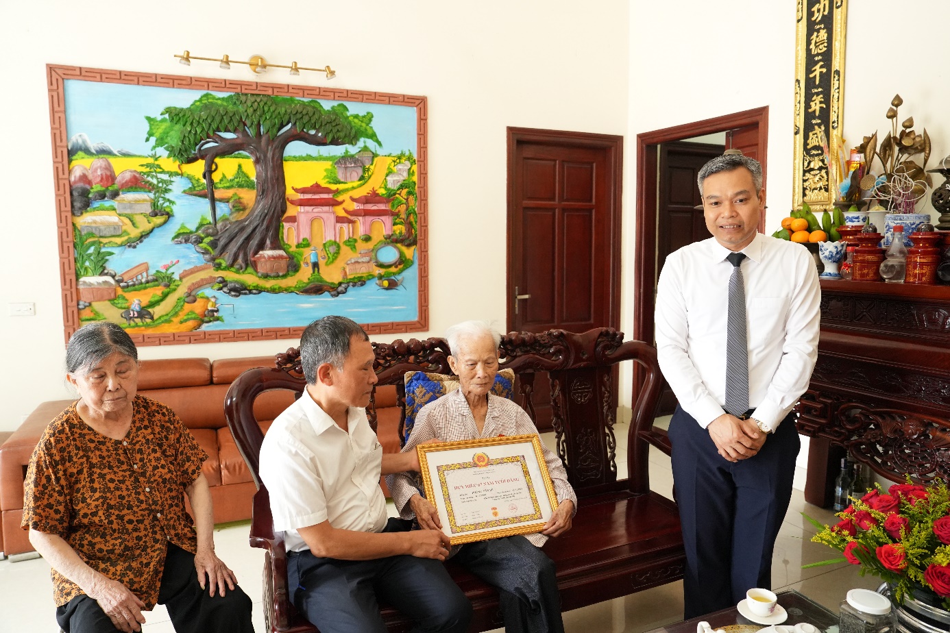 Đồng chí Phó Bí thư Thường trực Đảng ủy xã trao Huy hiệu Đảng đợt 19/5/2026 tại nhà các đảng viên lão thành - Ảnh 6.