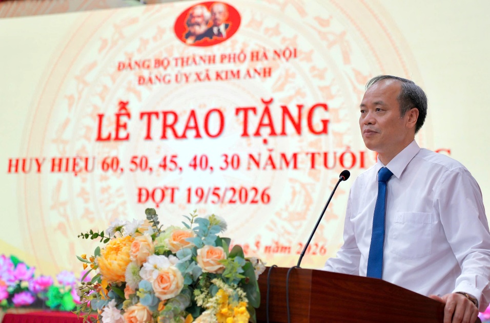 ĐẢNG BỘ XÃ KIM ANH TỔ CHỨC LỄ TRAO HUY HIỆU ĐẢNG- Ảnh 1.