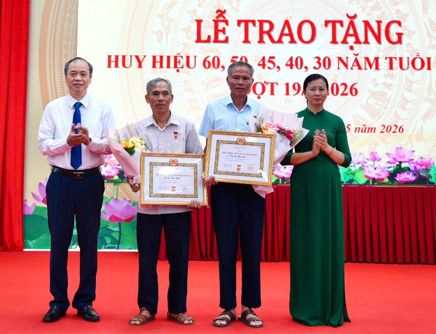 ĐẢNG BỘ XÃ KIM ANH TỔ CHỨC LỄ TRAO HUY HIỆU ĐẢNG- Ảnh 2.