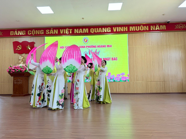 Hội CCB phường Hoàng Mai tổ chức Văn Nghệ chào mừng 136 năm ngày sinh nhật Bác- Ảnh 3.