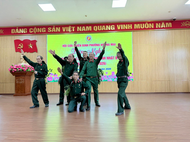 Hội CCB phường Hoàng Mai tổ chức Văn Nghệ chào mừng 136 năm ngày sinh nhật Bác- Ảnh 4.