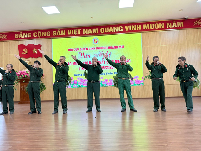 Hội CCB phường Hoàng Mai tổ chức Văn Nghệ chào mừng 136 năm ngày sinh nhật Bác- Ảnh 5.