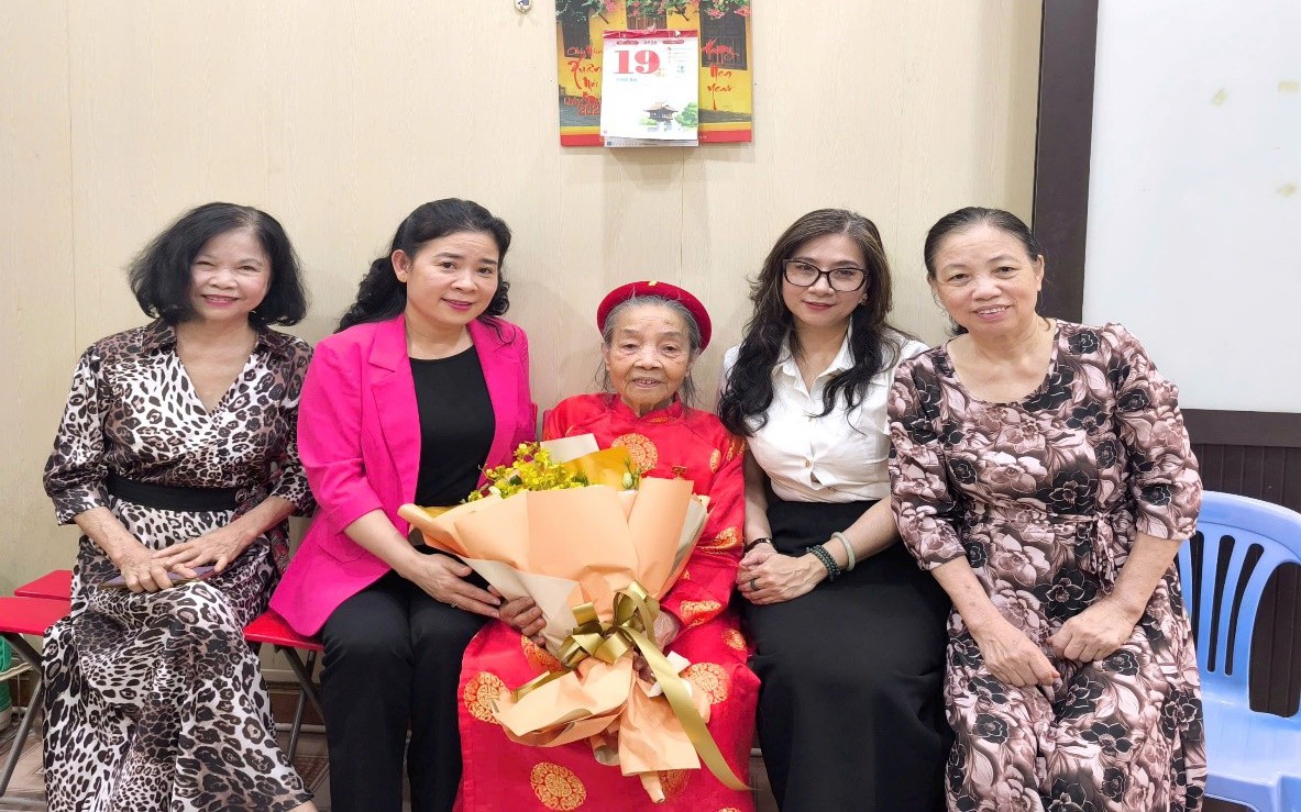 Trao tặng huy hiệu 65 năm tuổi Đảng đợt 19/5/2026 tại nhà riêng cho Đảng viên lão thành phường Thanh Xuân