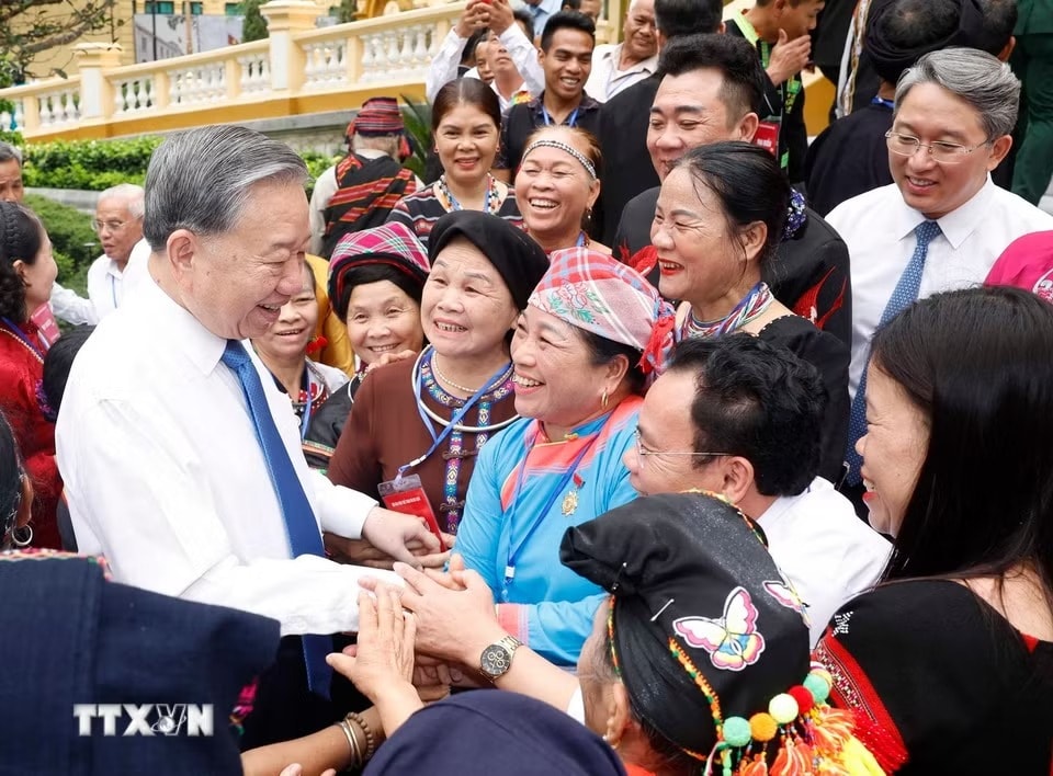 Ánh sáng Hồ Chí Minh soi đường cho chúng ta đi- Ảnh 3.