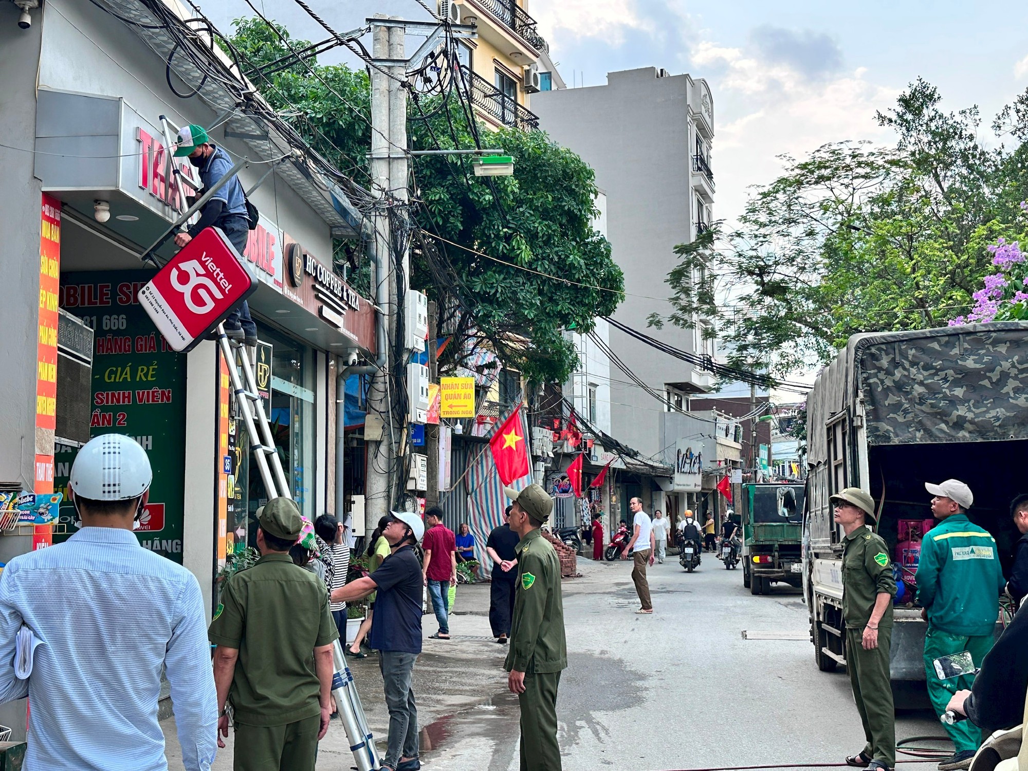 Phường Phú Diễn quyết liệt ra quân lập lại trật tự đô thị- Ảnh 2.