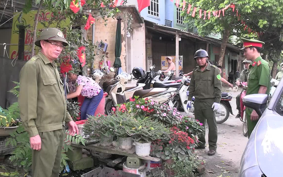 Ban chỉ đạo 197 xã Đoài Phương ra quân xử lý vi phạm trật tự đô thị, vệ sinh môi trường.