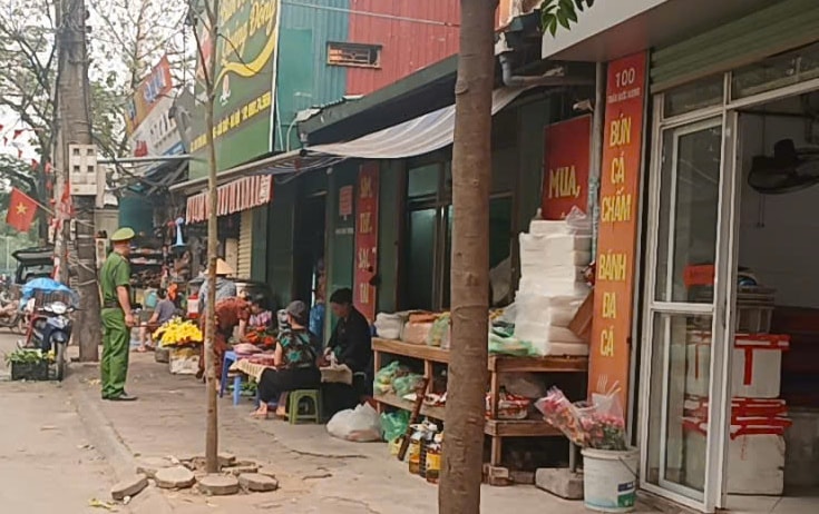 Cầu Giấy: Quyết liệt dẹp chợ “cóc” ngõ 90 Hoa Bằng- Ảnh 2.