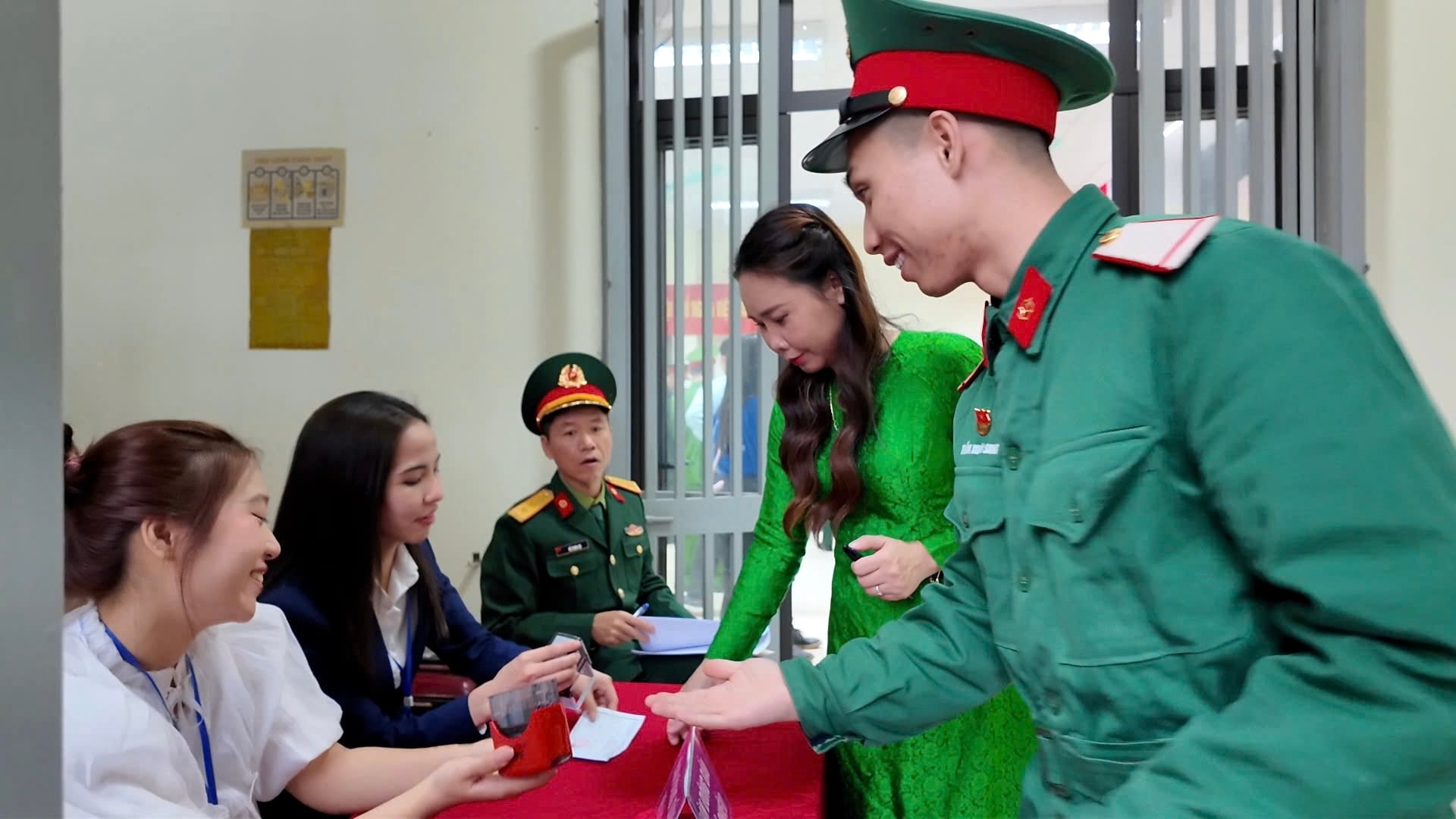 Cử tri phường Cầu Giấy nô nức thực hiện quyền công dân trong ngày hội lớn- Ảnh 3.