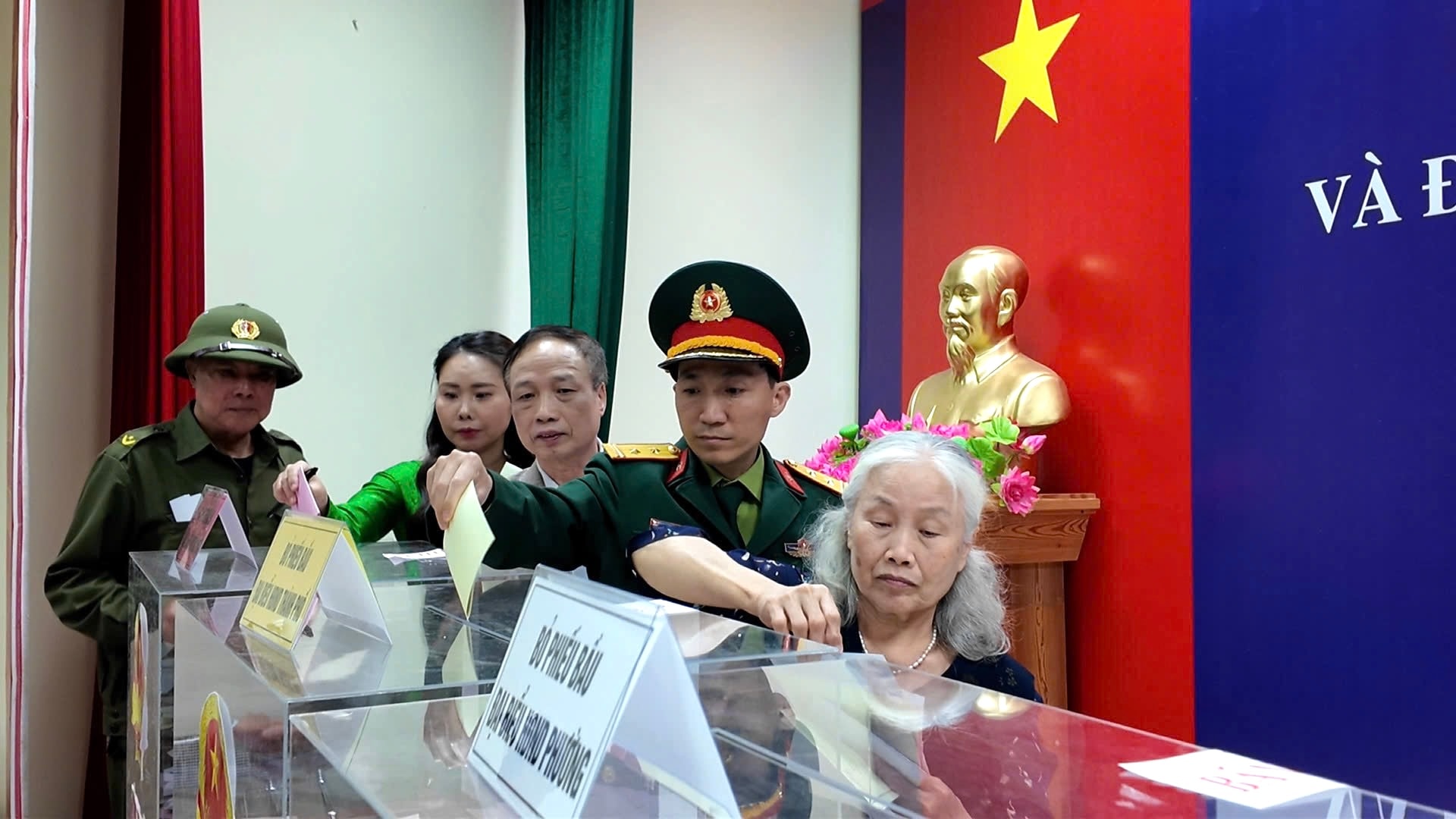 Cử tri phường Cầu Giấy nô nức thực hiện quyền công dân trong ngày hội lớn- Ảnh 4.