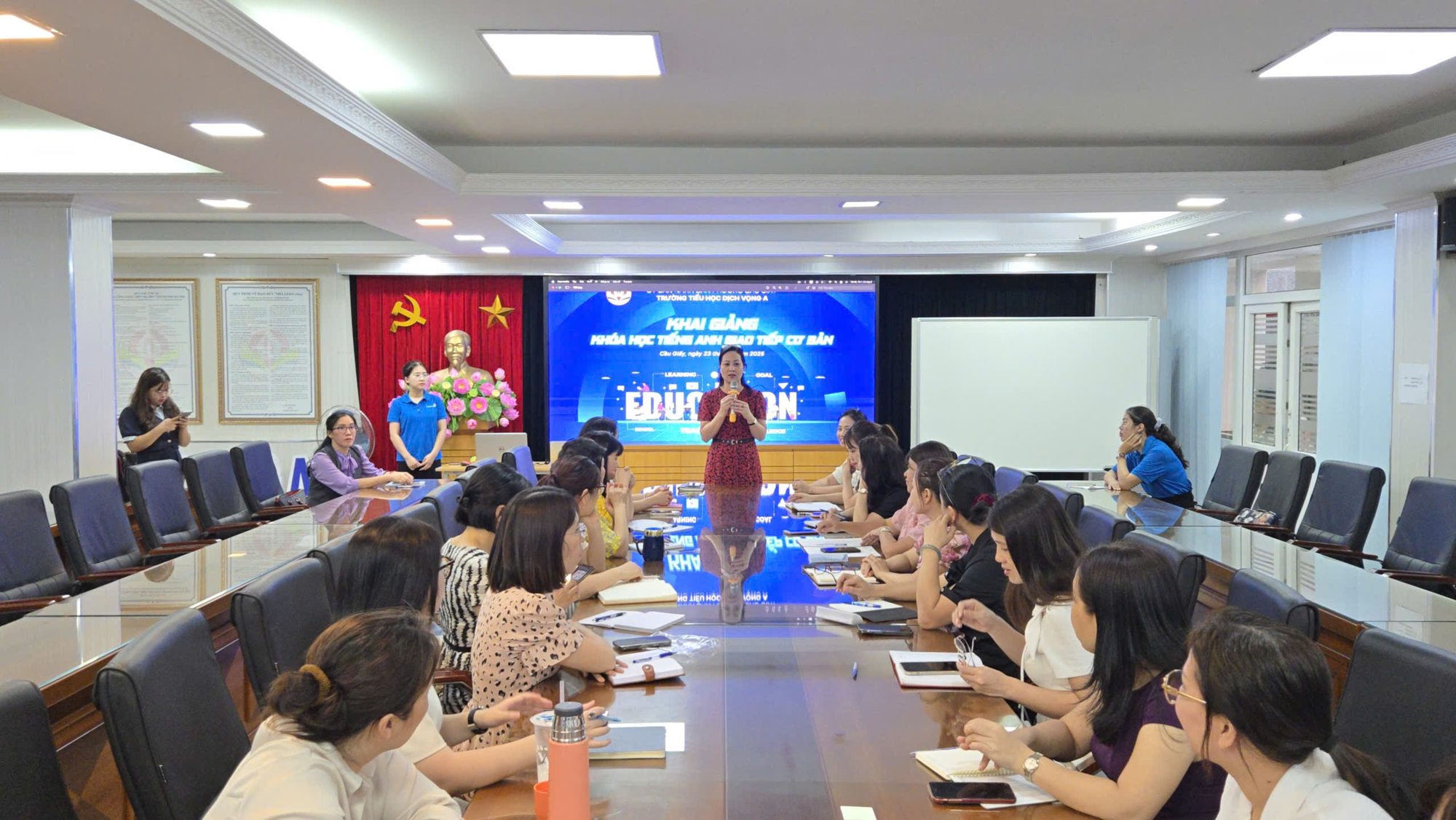 LỚP BỒI DƯỠNG TIẾNG ANH CHO GIÁO VIÊN TRONG THỜI KÌ HỘI NHẬP VÀ PHÁT TRIỂN- Ảnh 1.