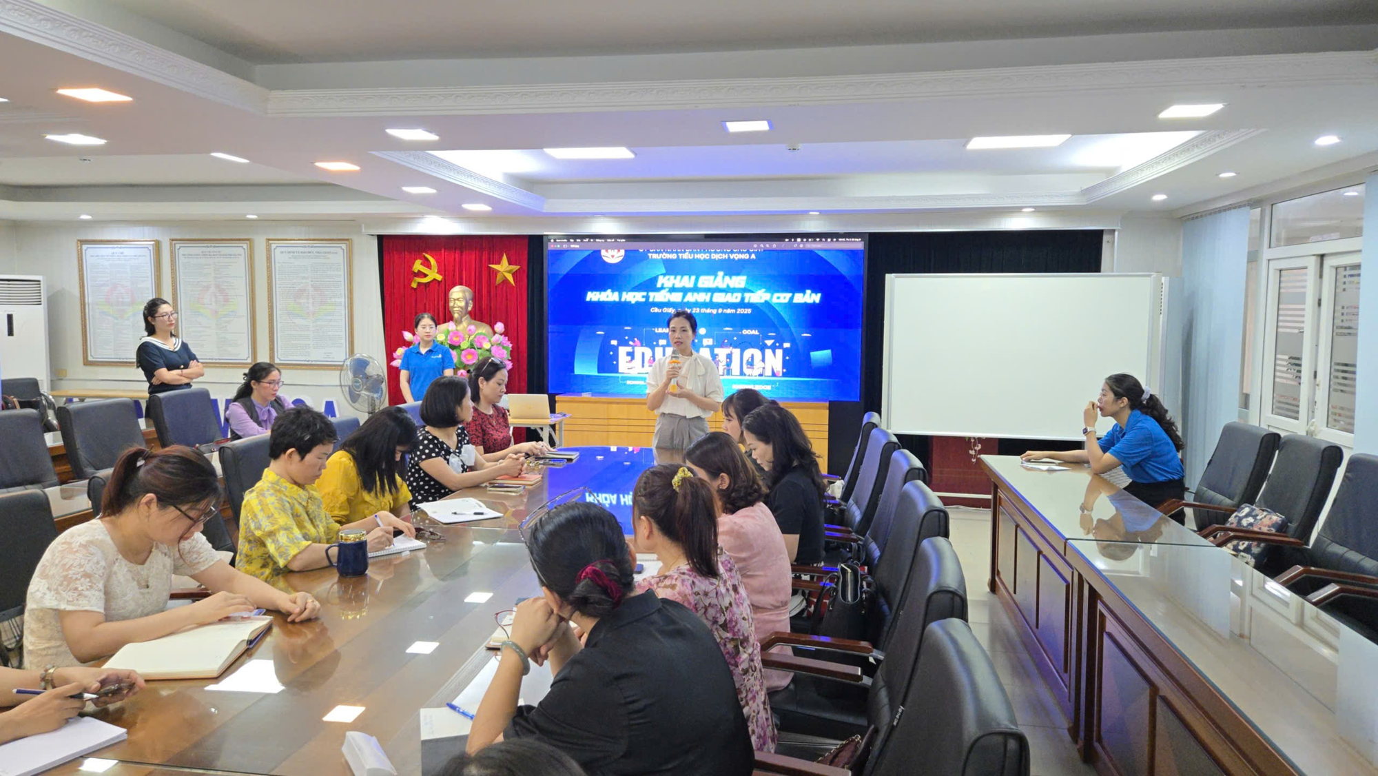 LỚP BỒI DƯỠNG TIẾNG ANH CHO GIÁO VIÊN TRONG THỜI KÌ HỘI NHẬP VÀ PHÁT TRIỂN- Ảnh 2.