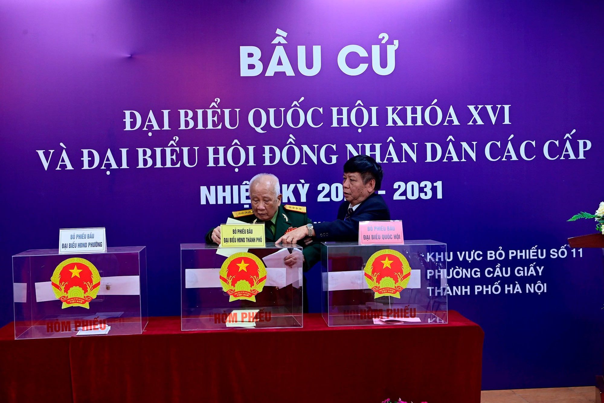 Cử tri phường Cầu Giấy nô nức thực hiện quyền công dân trong ngày hội lớn- Ảnh 2.
