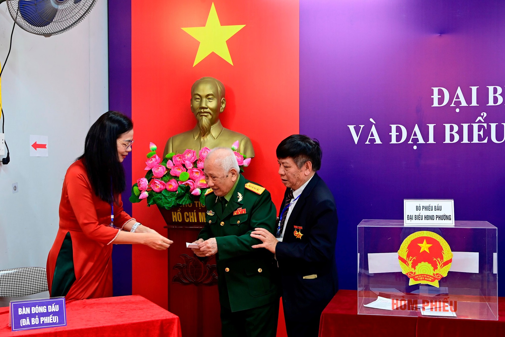 Cử tri phường Cầu Giấy nô nức thực hiện quyền công dân trong ngày hội lớn- Ảnh 5.