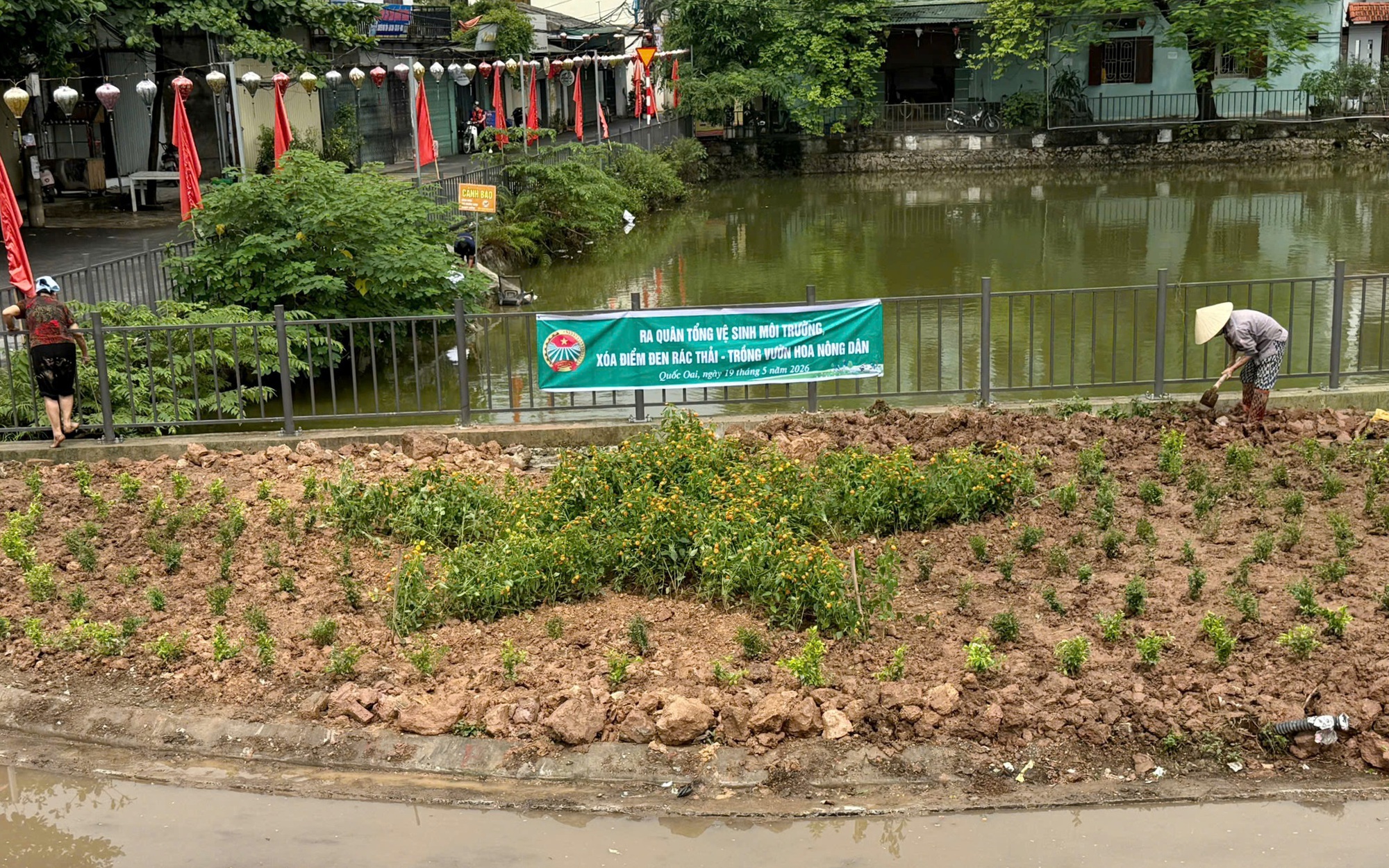 Hội Nông dân xã Quốc Oai xã hội hóa biến điểm đen rác thải thành vườn hoa