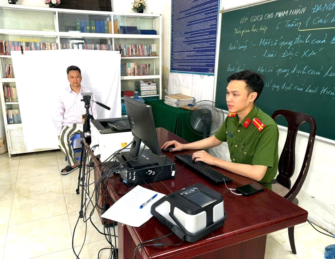 Công an xã Tam Hưng: Thu nhận hồ sơ cấp căn cước cho phạm nhân được đề nghị đặc xá- Ảnh 1.