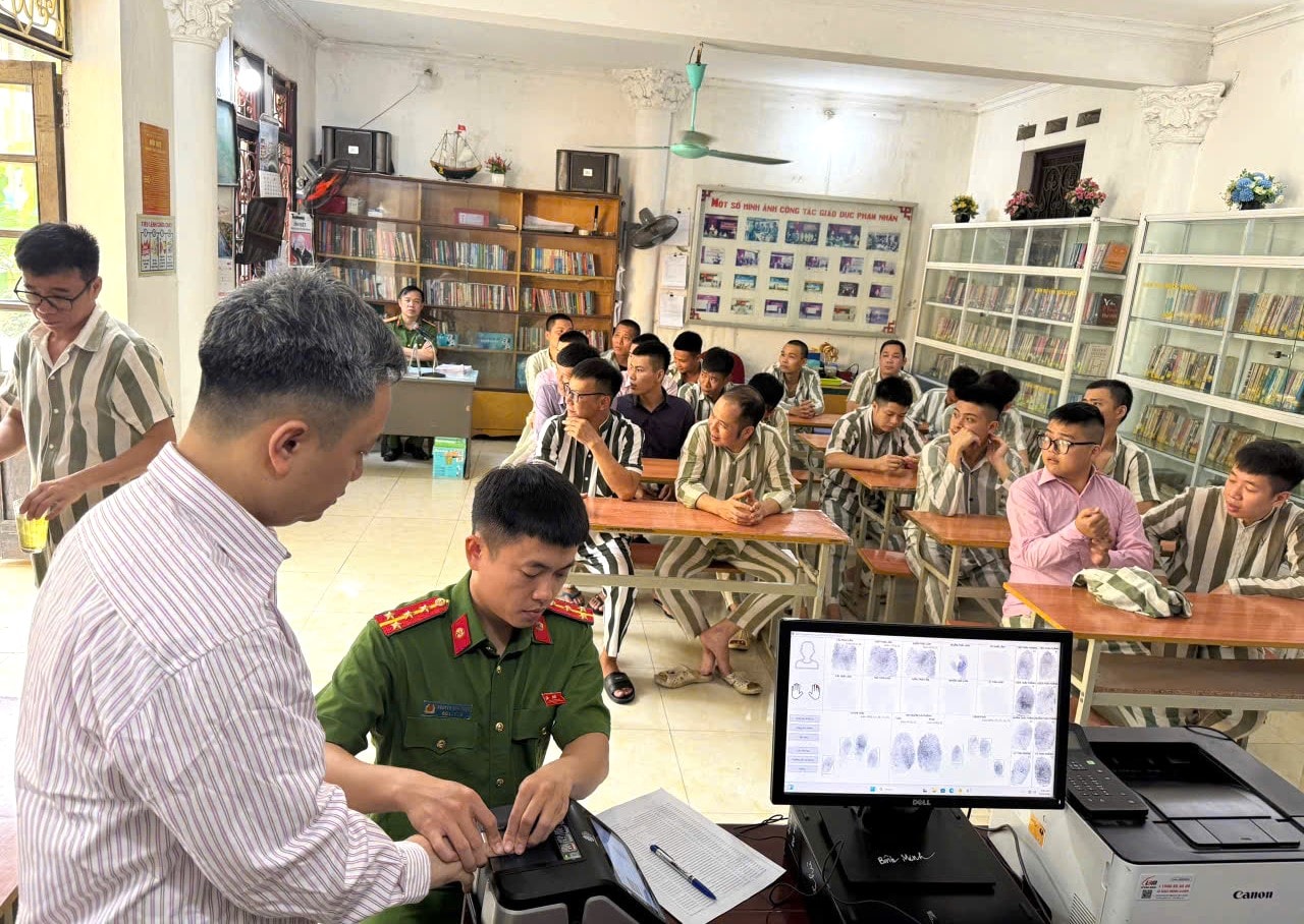 Công an xã Tam Hưng: Thu nhận hồ sơ cấp căn cước cho phạm nhân được đề nghị đặc xá- Ảnh 2.