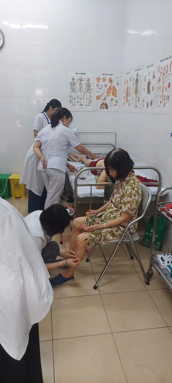TRẠM Y TẾ PHƯỜNG VĨNH TUY
ĐẨY MẠNH KHÁM, CHỮA BỆNH BẰNG Y HỌC CỔ TRUYỀN SAU BA NGÀY TRIỂN KHAI THỰC HIỆN
- Ảnh 2.