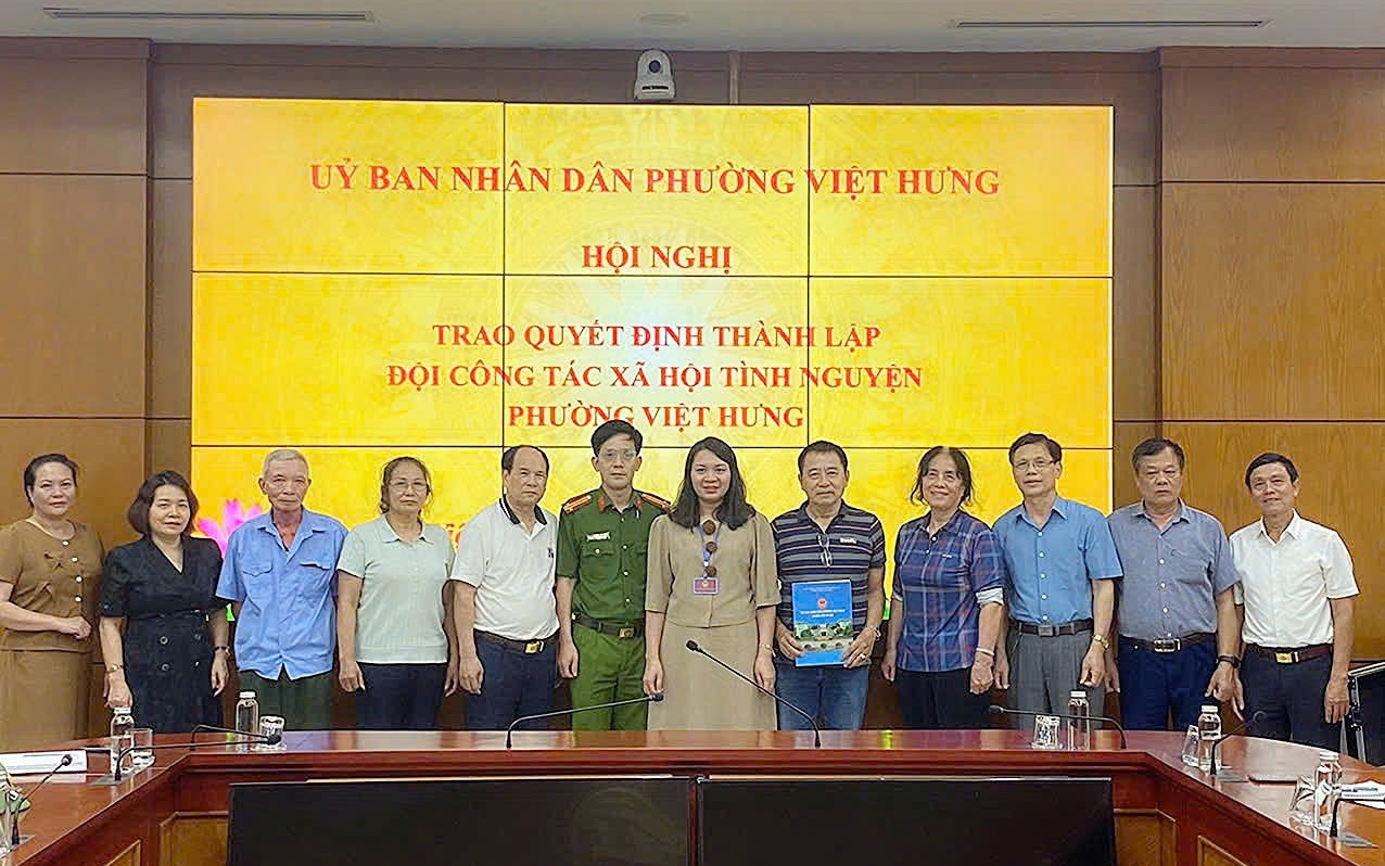PHƯỜNG VIỆT HƯNG TỔ CHỨC HỘI NGHỊ TRAO QUYẾT ĐỊNH THÀNH LẬP ĐỘI CÔNG TÁC XÃ HỘI TÌNH NGUYỆN PHƯỜNG