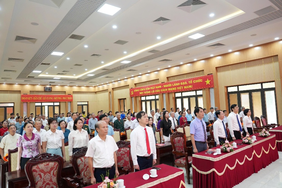 Đảng bộ xã Quảng Oai trang trọng tổ chức Lễ trao Huy hiệu Đảng đợt 19/5- Ảnh 1.