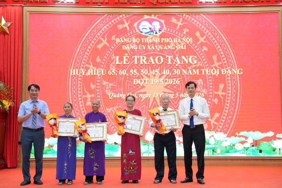 Đảng bộ xã Quảng Oai trang trọng tổ chức Lễ trao Huy hiệu Đảng đợt 19/5- Ảnh 3.