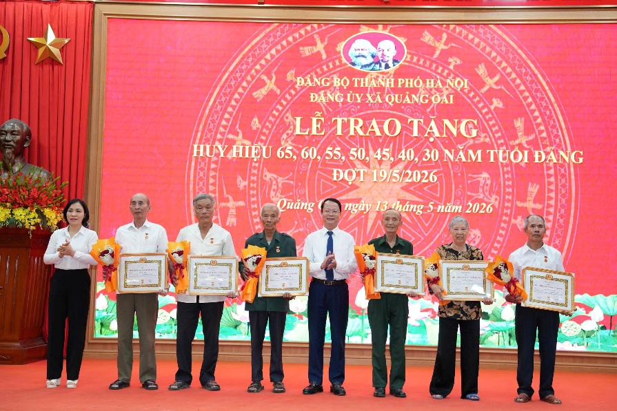 Đảng bộ xã Quảng Oai trang trọng tổ chức Lễ trao Huy hiệu Đảng đợt 19/5- Ảnh 4.