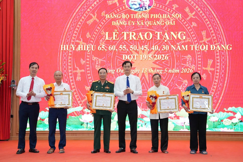 Đảng bộ xã Quảng Oai trang trọng tổ chức Lễ trao Huy hiệu Đảng đợt 19/5- Ảnh 5.