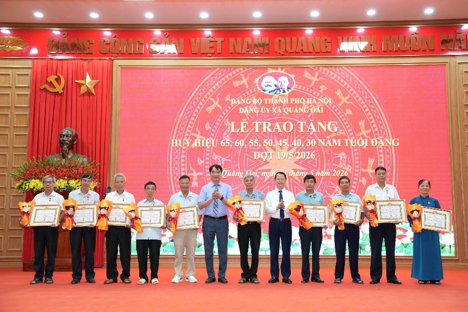 Đảng bộ xã Quảng Oai trang trọng tổ chức Lễ trao Huy hiệu Đảng đợt 19/5- Ảnh 6.