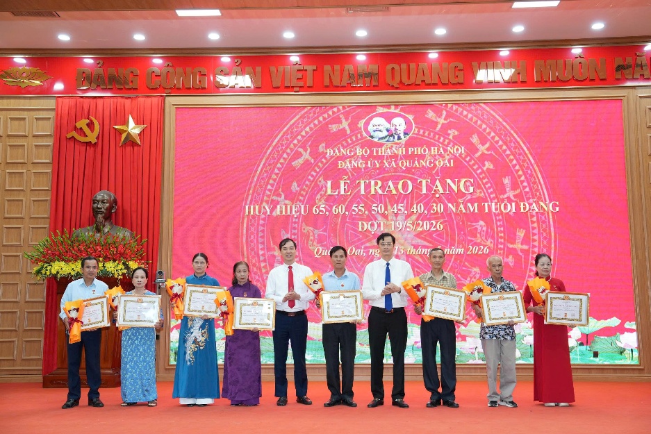Đảng bộ xã Quảng Oai trang trọng tổ chức Lễ trao Huy hiệu Đảng đợt 19/5- Ảnh 7.