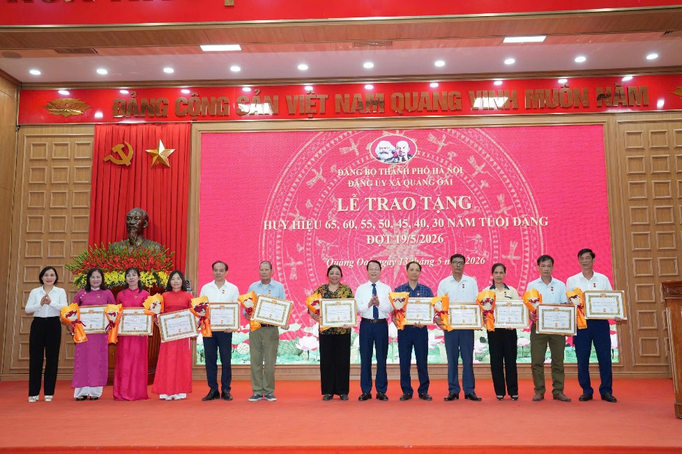 Đảng bộ xã Quảng Oai trang trọng tổ chức Lễ trao Huy hiệu Đảng đợt 19/5- Ảnh 8.