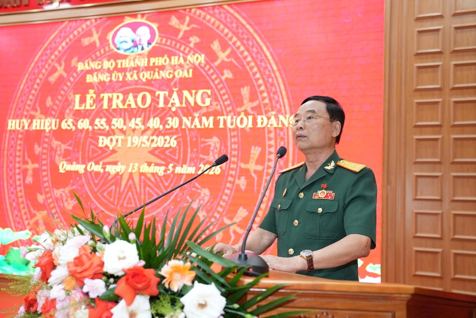 Đảng bộ xã Quảng Oai trang trọng tổ chức Lễ trao Huy hiệu Đảng đợt 19/5- Ảnh 9.
