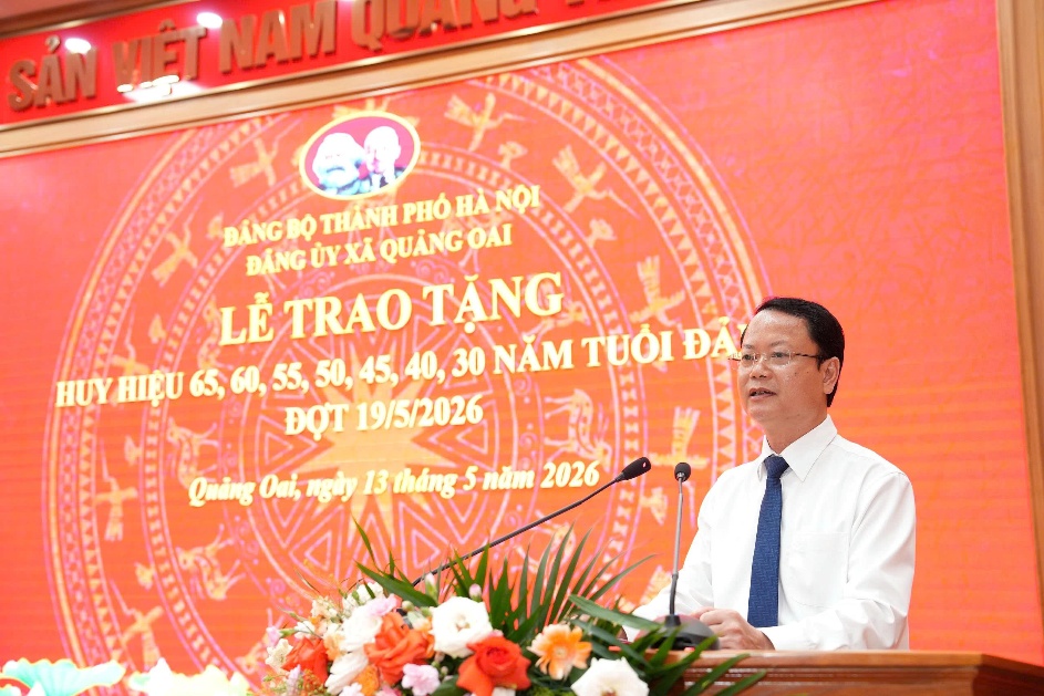 Đảng bộ xã Quảng Oai trang trọng tổ chức Lễ trao Huy hiệu Đảng đợt 19/5- Ảnh 10.