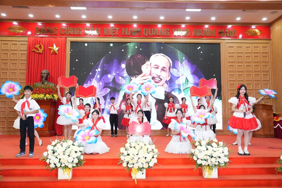 Quảng Oai tổ chức Lễ tuyên dương, khen thưởng học sinh giỏi toàn diện tiêu biểu, học sinh giỏi- Ảnh 1.