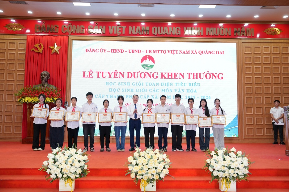 Quảng Oai tổ chức Lễ tuyên dương, khen thưởng học sinh giỏi toàn diện tiêu biểu, học sinh giỏi- Ảnh 2.