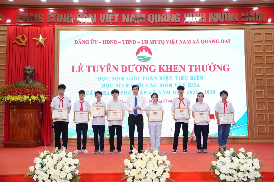 Quảng Oai tổ chức Lễ tuyên dương, khen thưởng học sinh giỏi toàn diện tiêu biểu, học sinh giỏi- Ảnh 3.