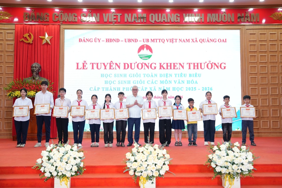 Quảng Oai tổ chức Lễ tuyên dương, khen thưởng học sinh giỏi toàn diện tiêu biểu, học sinh giỏi- Ảnh 4.