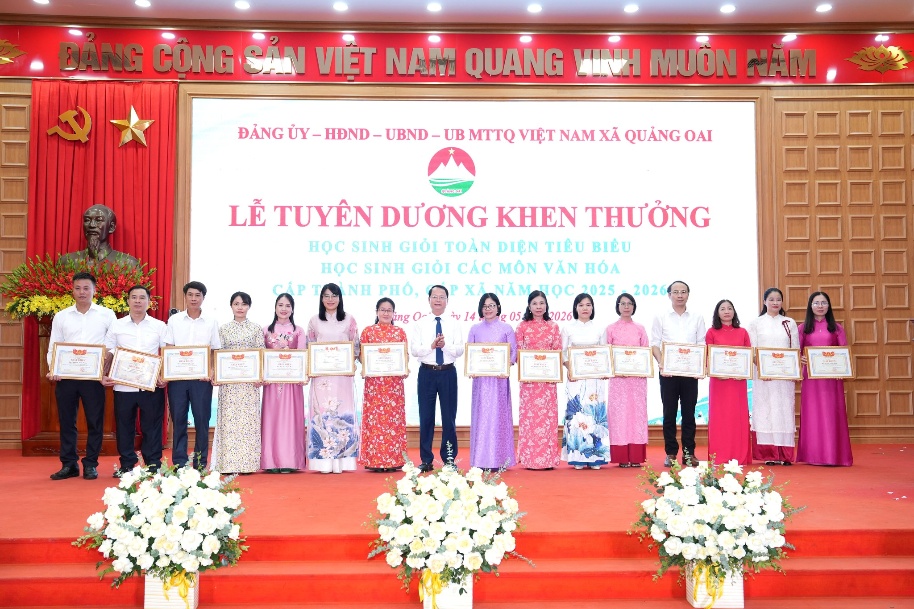 Quảng Oai tổ chức Lễ tuyên dương, khen thưởng học sinh giỏi toàn diện tiêu biểu, học sinh giỏi- Ảnh 5.