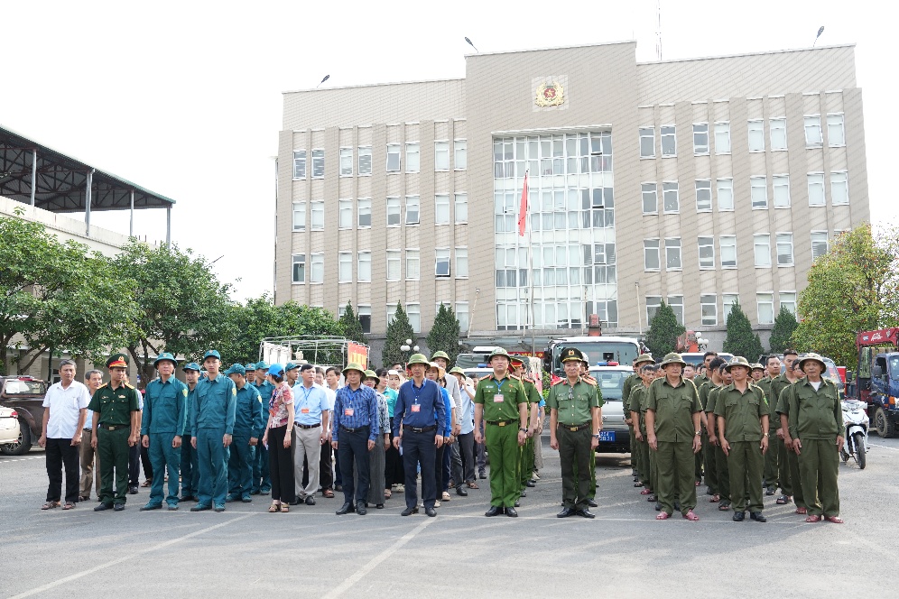 Quảng Oai quyết liệt giải quyết điểm nghẽn giao thông, lập lại trật tự đô thị- Ảnh 1.